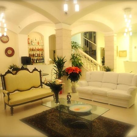 Albergo Le Dodici Lune 몬테코르비노로벨라 외부 사진