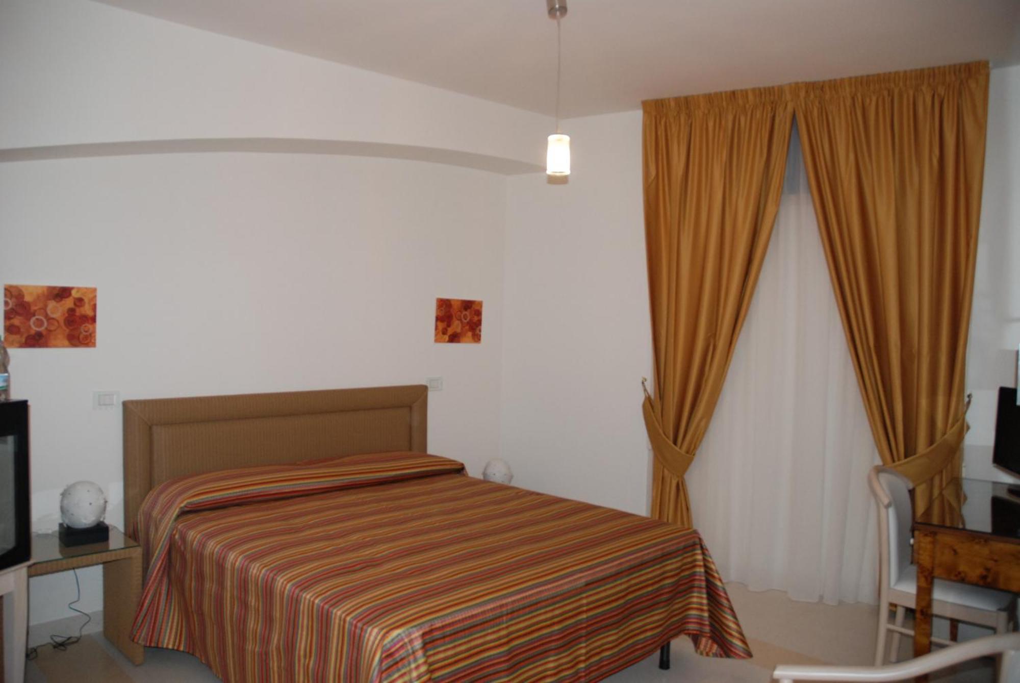 Albergo Le Dodici Lune 몬테코르비노로벨라 객실 사진