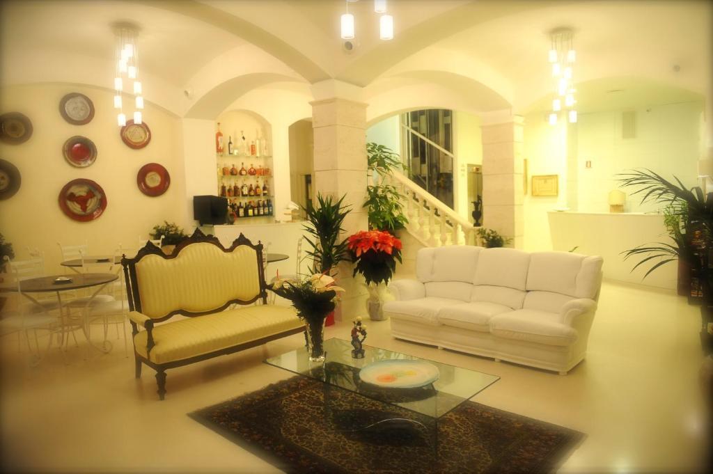 Albergo Le Dodici Lune 몬테코르비노로벨라 외부 사진
